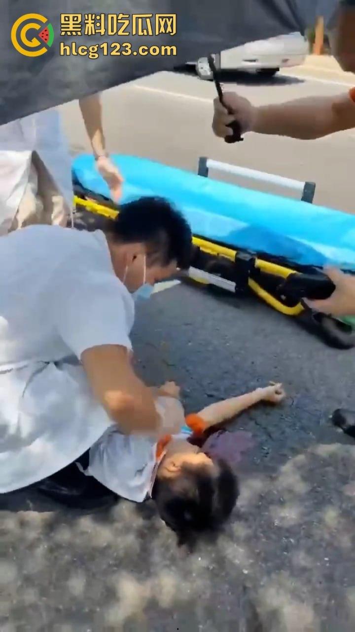 广东清远一男孩骑自行车横穿马路时被撞飞 未成年别在骑车上路了行吗？-5