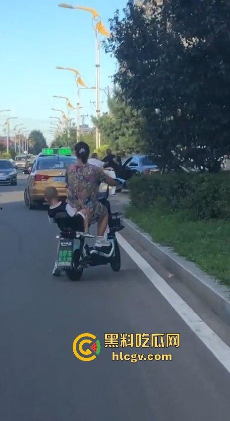 史上最猛路怒症！匕首对砍西瓜刀，手断了还往前冲！勇猛还是傻？让人看得直呼服了！-1