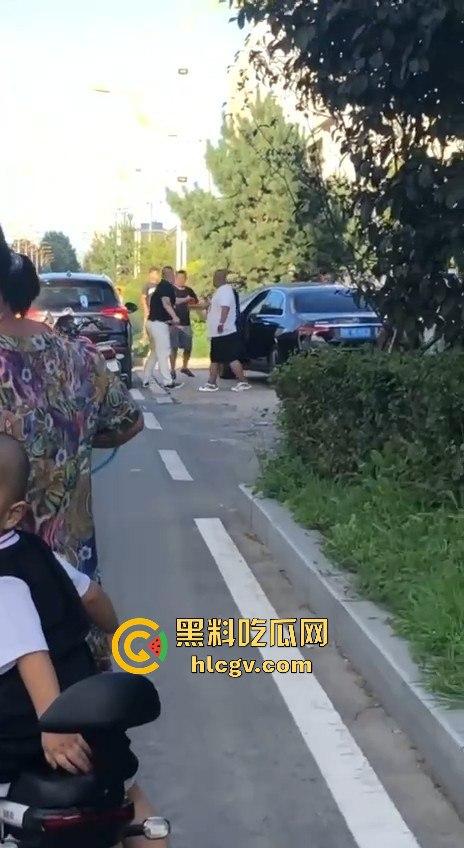史上最猛路怒症！匕首对砍西瓜刀，手断了还往前冲！勇猛还是傻？让人看得直呼服了！-9