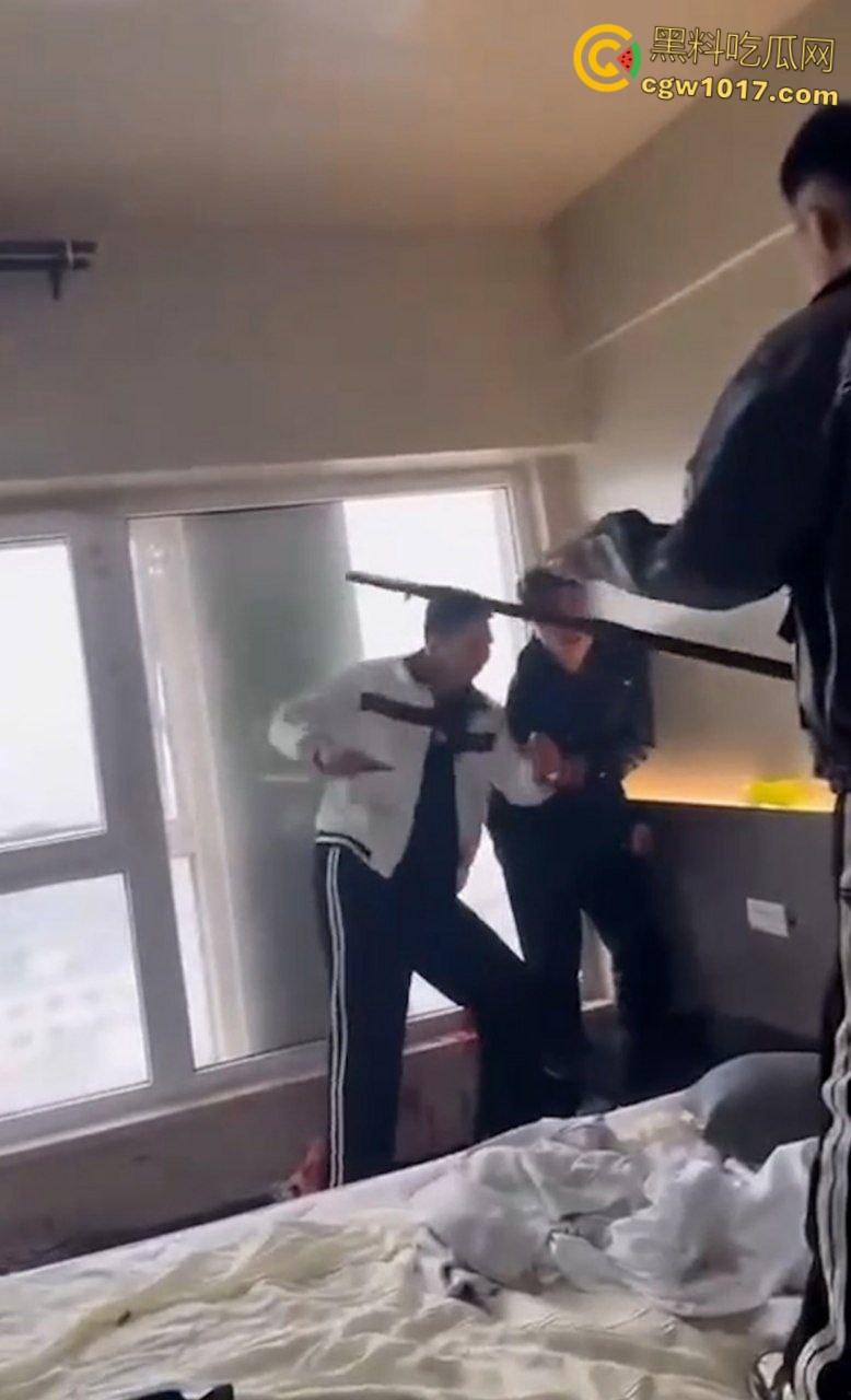 吉林长春万达公寓血案，快手甜妹带头挑衅，冲进房间双人捅死 一死一抢救无效，房间鲜血四溅恐怖至极！-6