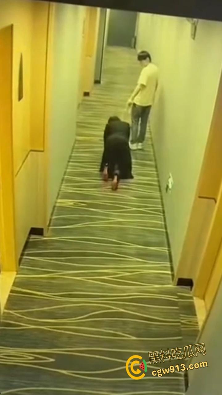 酒店监控拍下吾辈楷模，男子牵狗链，黑群女子像狗爬行，路过群众惊掉下巴，奇葩任务引爆字母圈 !-5