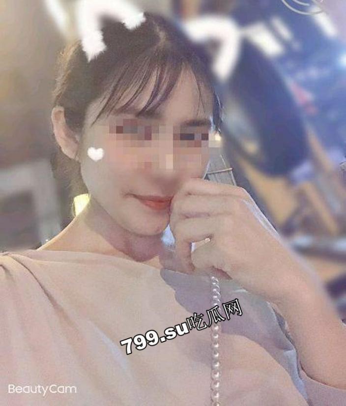 海角社区乱伦大神强上女房东 以记录之名把少妇房东野外按在草地抽插观众太多转战厕所继续-9