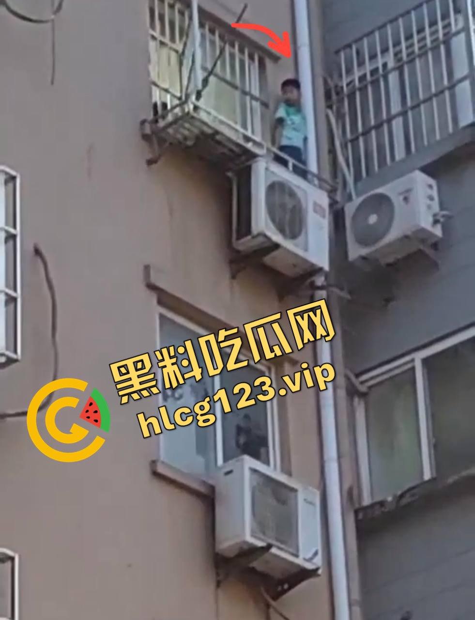 孩子悬挂空调外机，家长还在动手！这算不算故意伤人？这是把自己孩子当老王打？-1