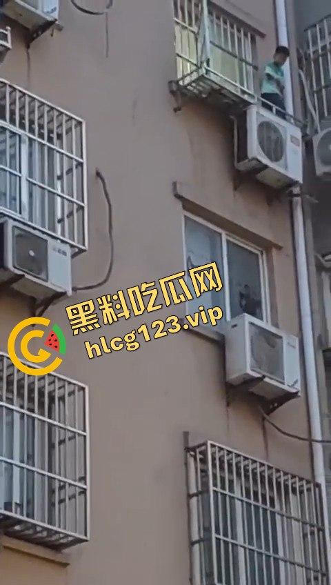 孩子悬挂空调外机，家长还在动手！这算不算故意伤人？这是把自己孩子当老王打？-3