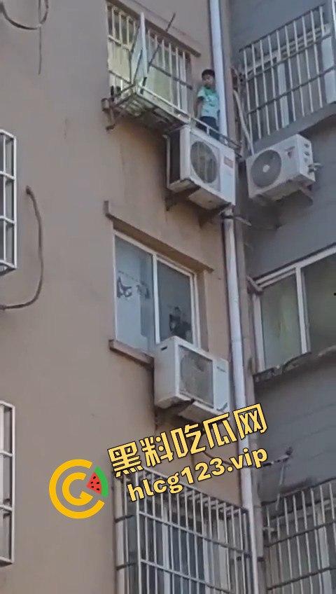 孩子悬挂空调外机，家长还在动手！这算不算故意伤人？这是把自己孩子当老王打？-5