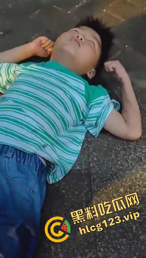 孩子悬挂空调外机，家长还在动手！这算不算故意伤人？这是把自己孩子当老王打？-12