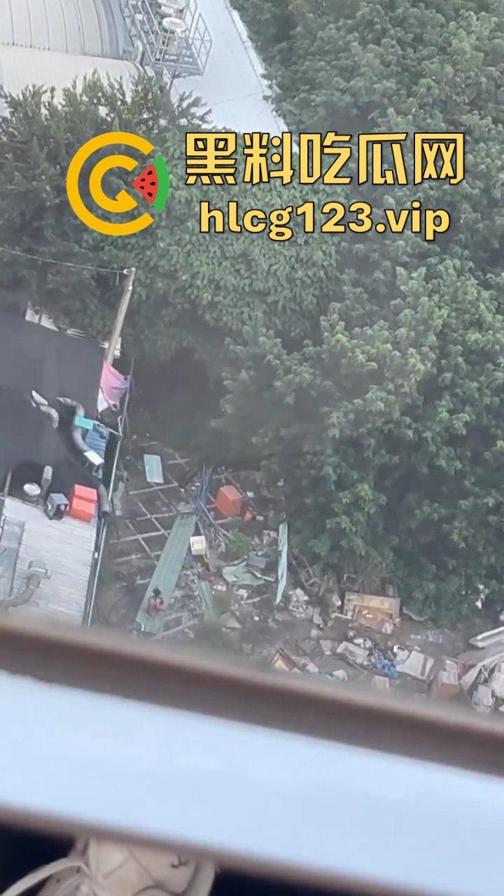台中垃圾场狠人硬核骚操作！花式操雨伞，捅屁眼，吃瓜群众在高楼全程记录拍摄！-2