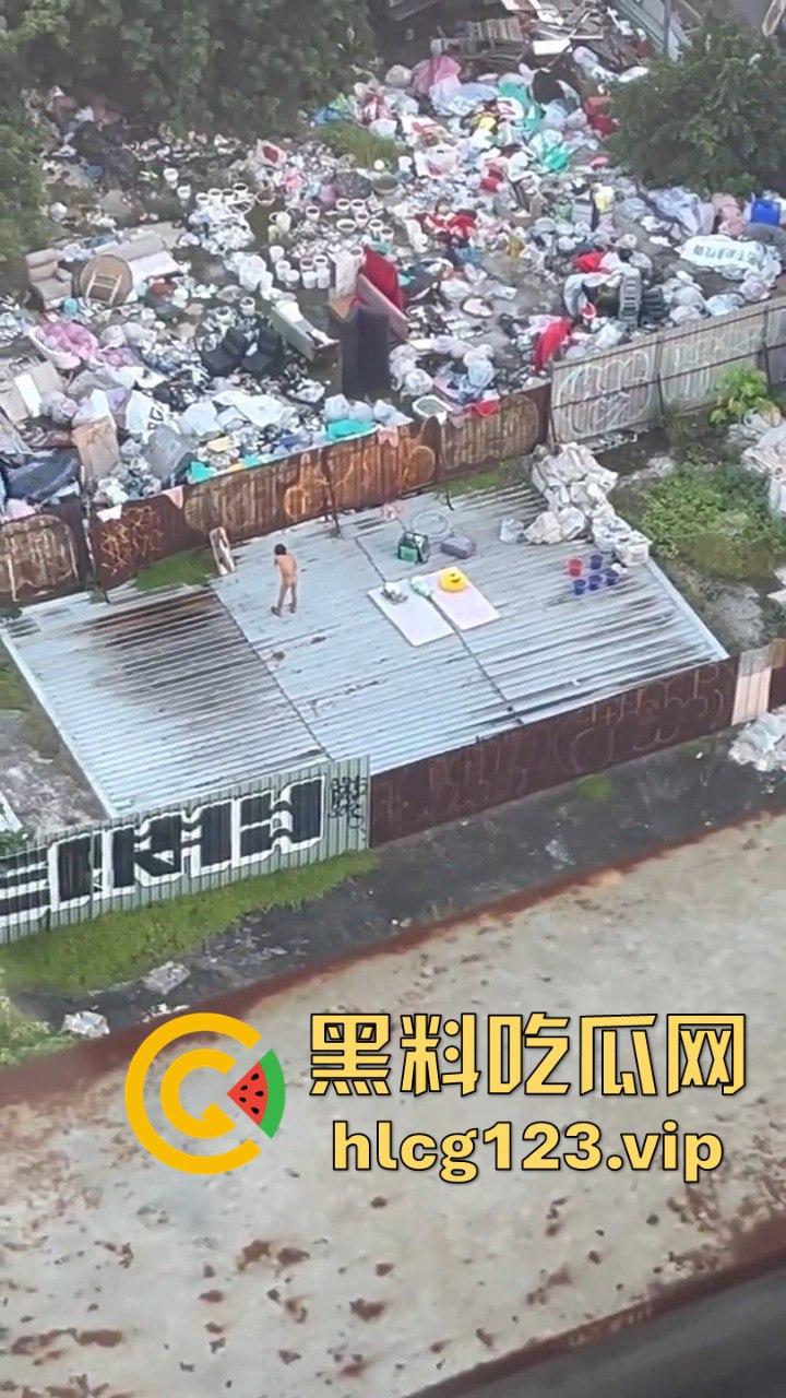 台中垃圾场狠人硬核骚操作！花式操雨伞，捅屁眼，吃瓜群众在高楼全程记录拍摄！-4