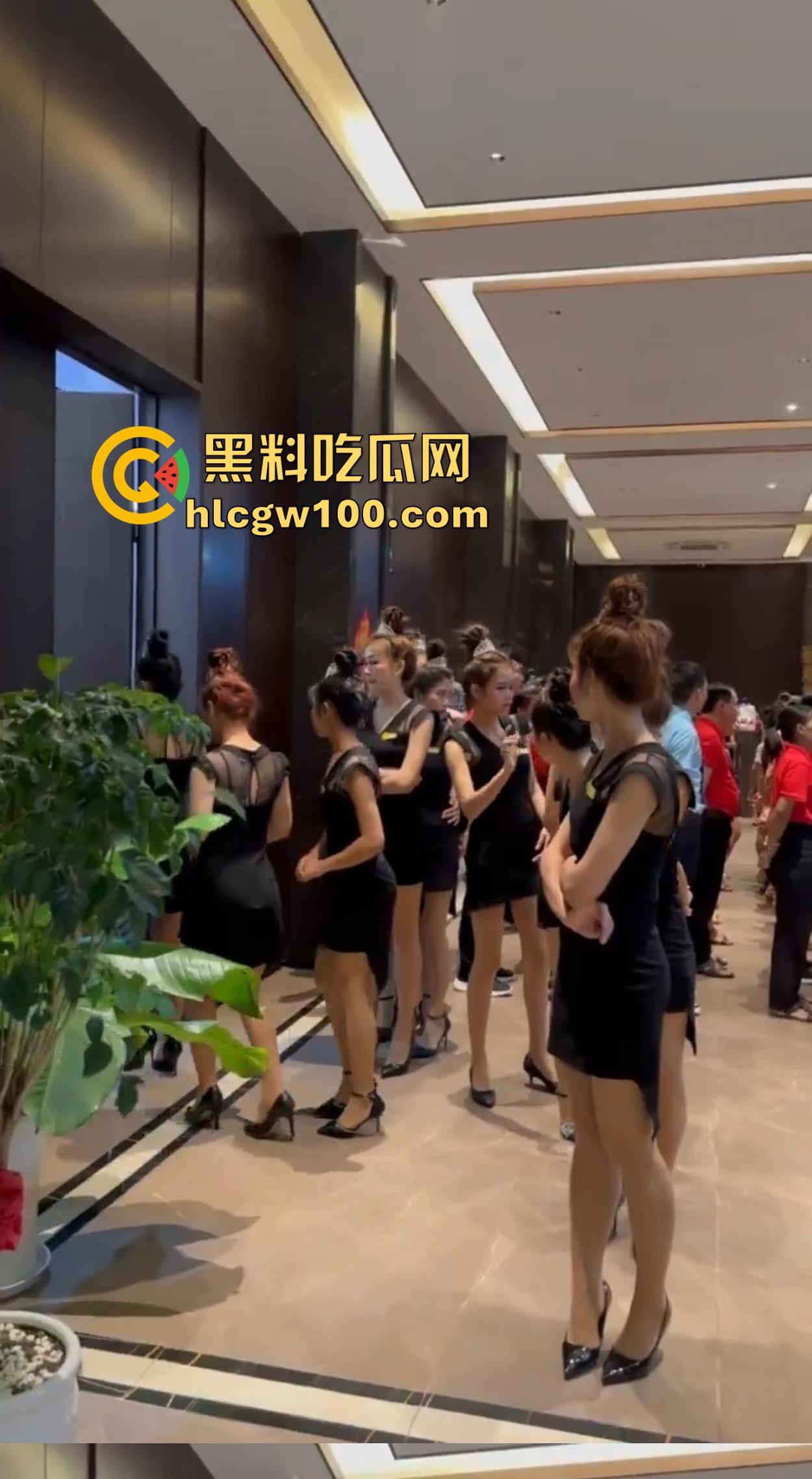 缅甸小姐姐的日常曝光，下班后颜值在线可甜可辣，生活不仅是开火车，瓜友速来当评委，看看缅甸妹子美到几分！-14