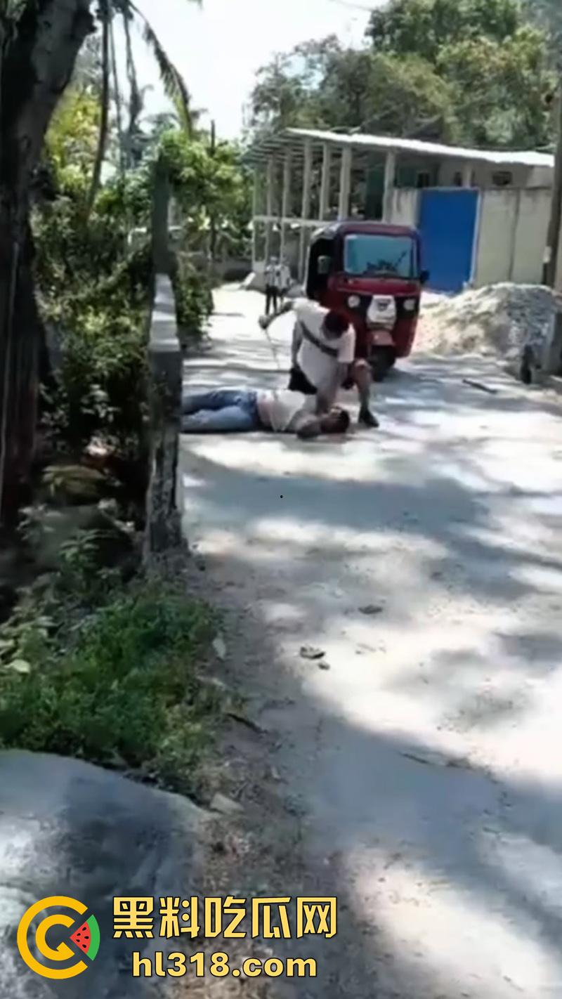 哥伦比亚绿帽男的愤怒，老婆被睡当街砍人，对着脑袋疯狂输出，操别人老婆的代价不小啊！-1