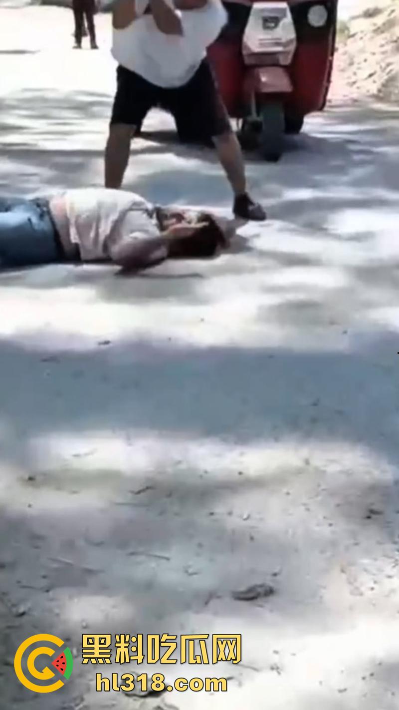 哥伦比亚绿帽男的愤怒，老婆被睡当街砍人，对着脑袋疯狂输出，操别人老婆的代价不小啊！-2