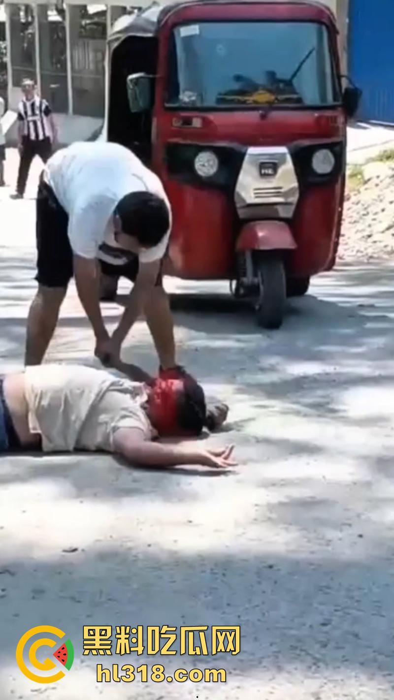 哥伦比亚绿帽男的愤怒，老婆被睡当街砍人，对着脑袋疯狂输出，操别人老婆的代价不小啊！-3