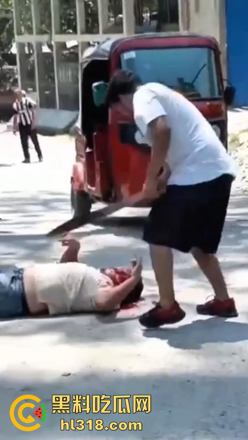 哥伦比亚绿帽男的愤怒，老婆被睡当街砍人，对着脑袋疯狂输出，操别人老婆的代价不小啊！-4