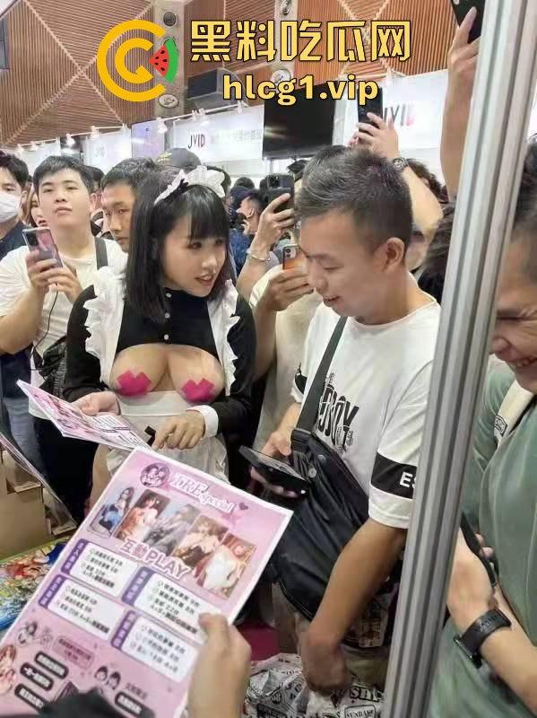 独家直击！带粉丝云打卡台湾成人展，三上悠亚比屏幕更美更性感，完爆国内漫展，台妹赞到爆！-9