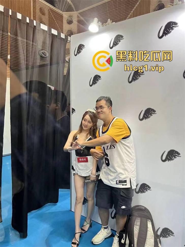 独家直击！带粉丝云打卡台湾成人展，三上悠亚比屏幕更美更性感，完爆国内漫展，台妹赞到爆！-10