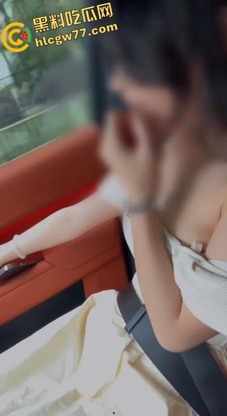 天津大哥教坏嫩妹，第一次露出玩得比老司机还野，遇交警反而撅得更高，真公共炮架-9