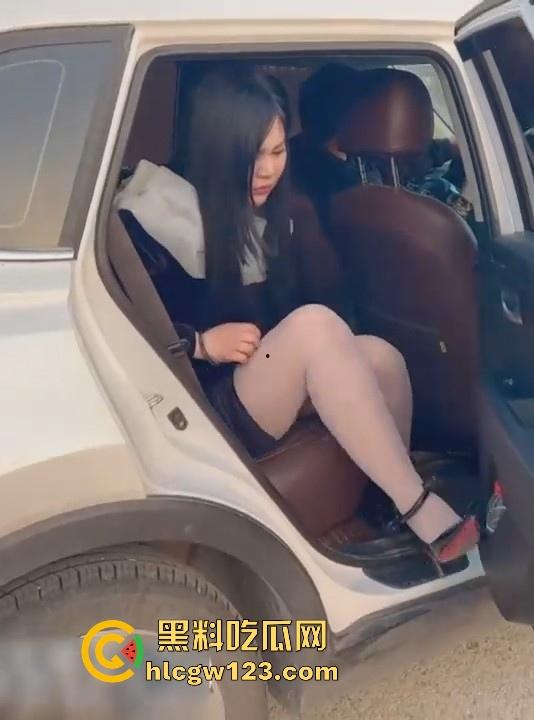 反差抖M少妇户外露出 敏感人妻极致潮喷 换衣塞跳蛋 手铐脚镣喷尿 臊味十足尺度炸裂！-3