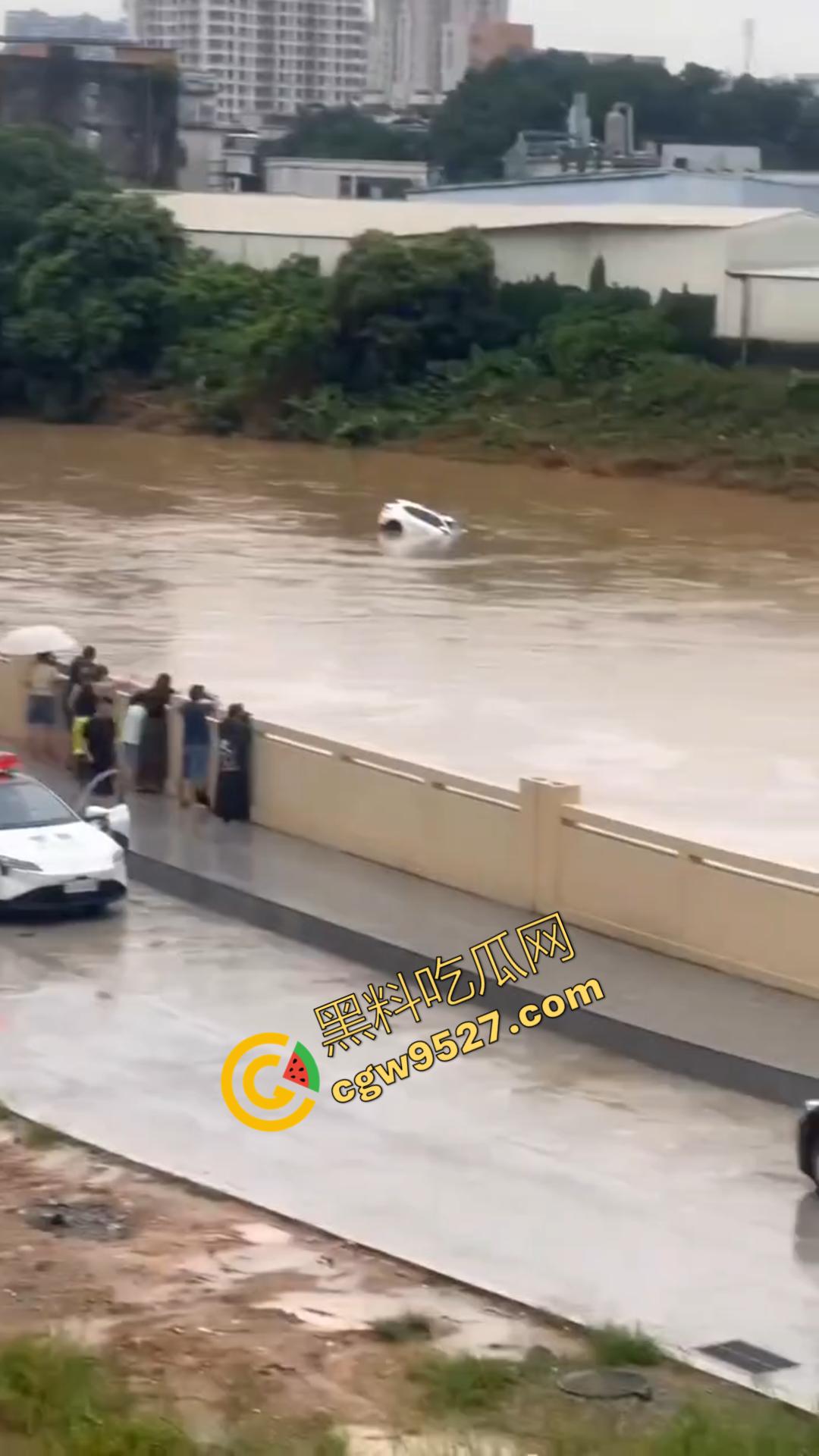 远离女司机！东莞一女司机因操作失误掉河里死亡，监控摄像头全程记录，这操作真牛！-3