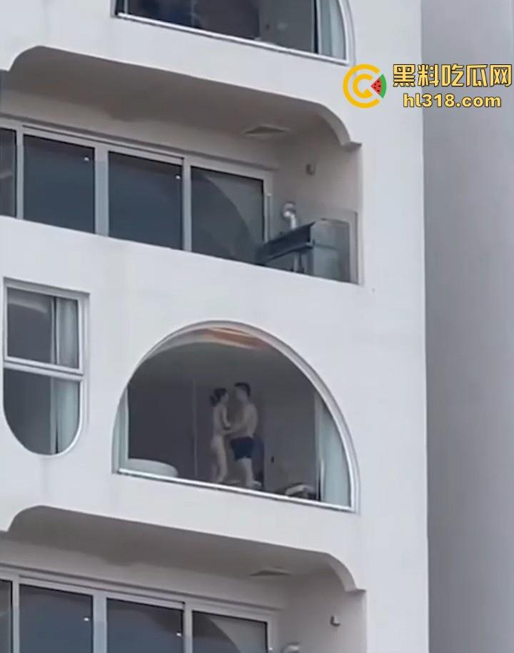 有钱人玩点刺激的，海景房不拉窗帘激情打炮，换着姿势狂干打桩，风景绝美尺度炸裂！-5