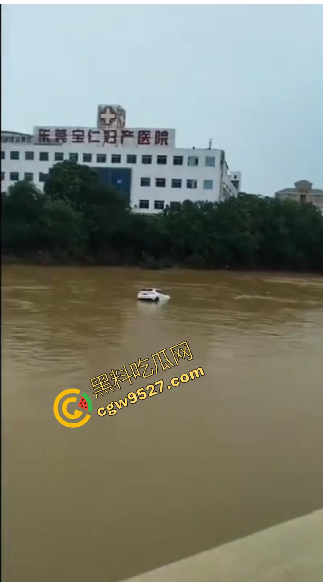 远离女司机！东莞一女司机因操作失误掉河里死亡，监控摄像头全程记录，这操作真牛！-8