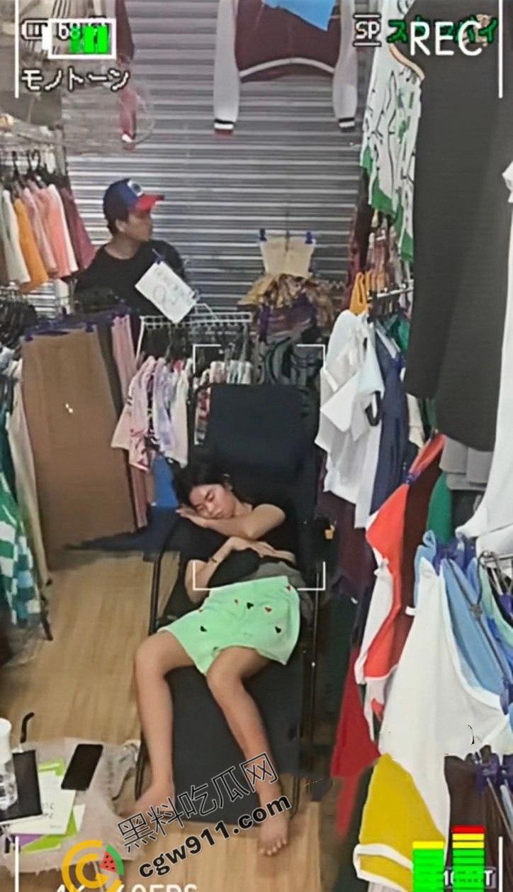 惊爆！变态小偷色胆包天潜入店铺偷亲熟睡女店长，女店长死睡如猪毫无知觉，视频辣眼全网疯传-1
