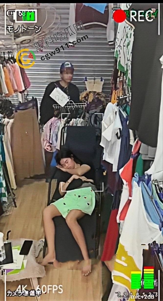 惊爆！变态小偷色胆包天潜入店铺偷亲熟睡女店长，女店长死睡如猪毫无知觉，视频辣眼全网疯传-3