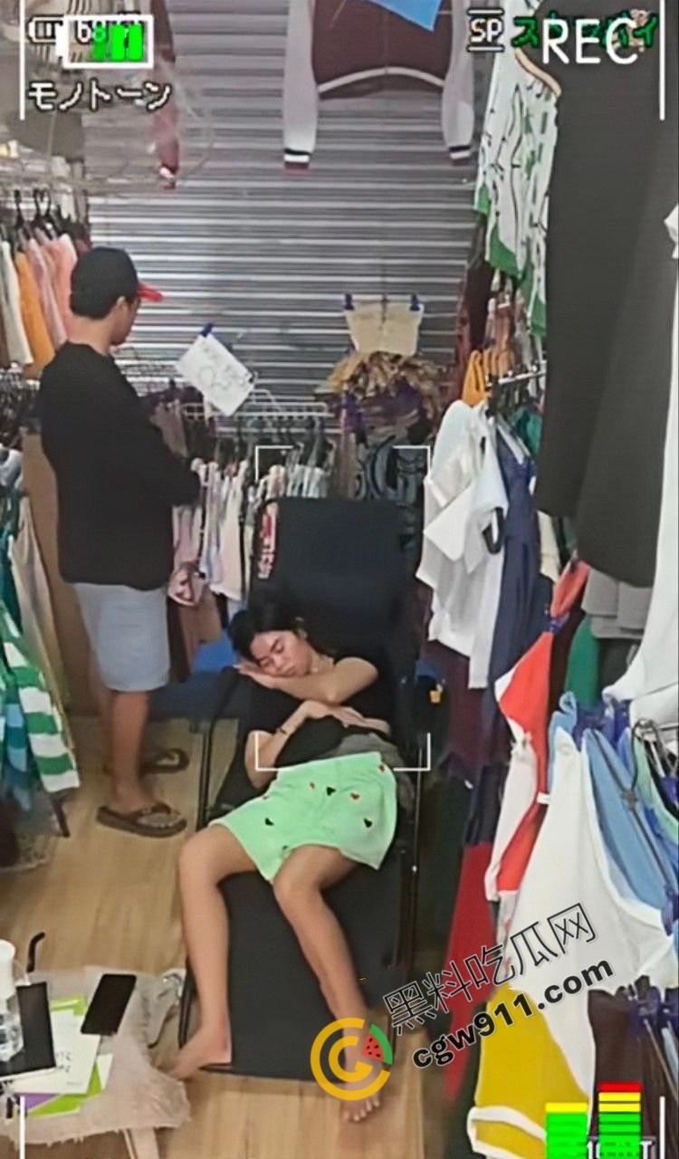 惊爆！变态小偷色胆包天潜入店铺偷亲熟睡女店长，女店长死睡如猪毫无知觉，视频辣眼全网疯传-5