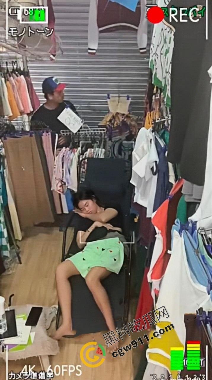 惊爆！变态小偷色胆包天潜入店铺偷亲熟睡女店长，女店长死睡如猪毫无知觉，视频辣眼全网疯传-6