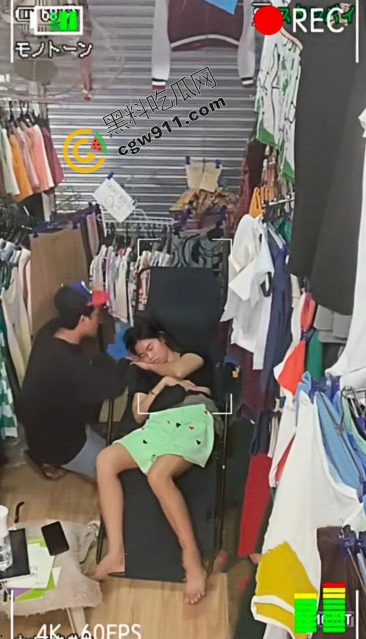 惊爆！变态小偷色胆包天潜入店铺偷亲熟睡女店长，女店长死睡如猪毫无知觉，视频辣眼全网疯传-7