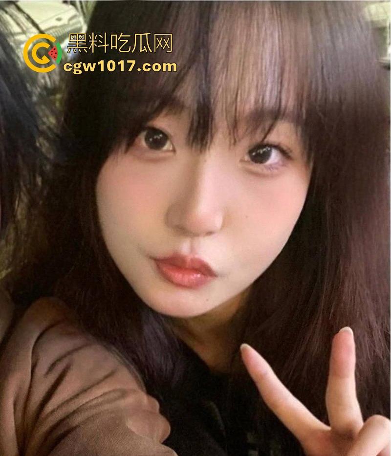 湖北职业学院【江雯彤】恋爱时疯狂榨干男友钱包，分手后被狠心曝光，教室后排自慰调教，传统位爆操，第一母狗实锤！-1