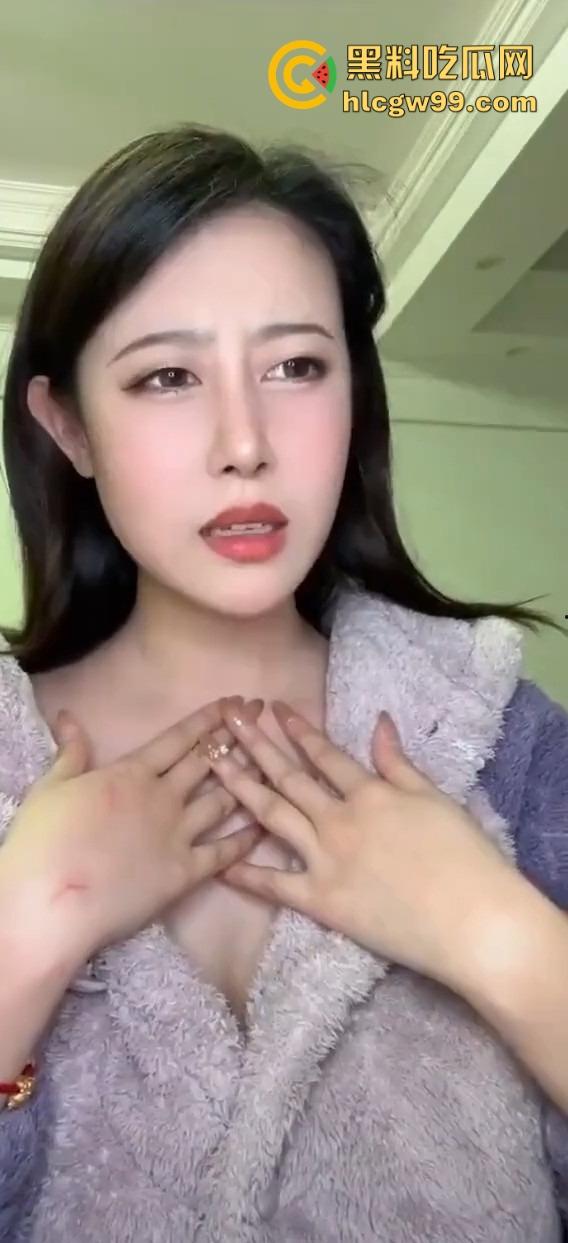 大奶妹子直播新赛道，妹子们D奶E奶全都掏出来晃一晃，奶香四溢弹幕疯了，这玩意儿一只手根本抓不住！-1