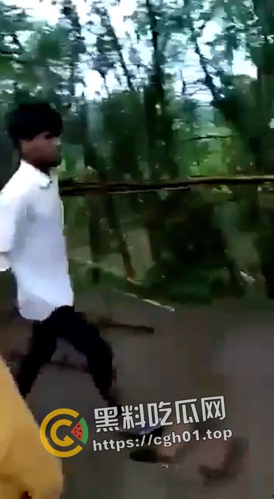 印度女人爱上穆斯林 被村里屌丝挂到树上抽成陀螺 哭得再惨也没用-2