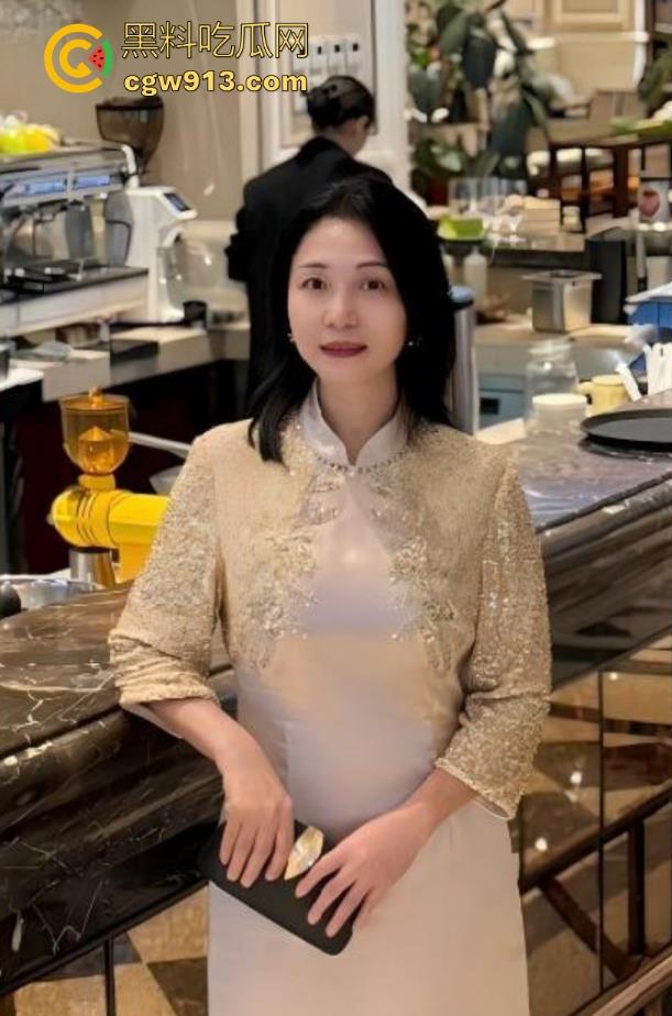 海角乱伦，骚妈穿开档情趣内裤窗边被暴操，大胆露出任由邻居欣赏骚姿媚态，刺激内射！-1