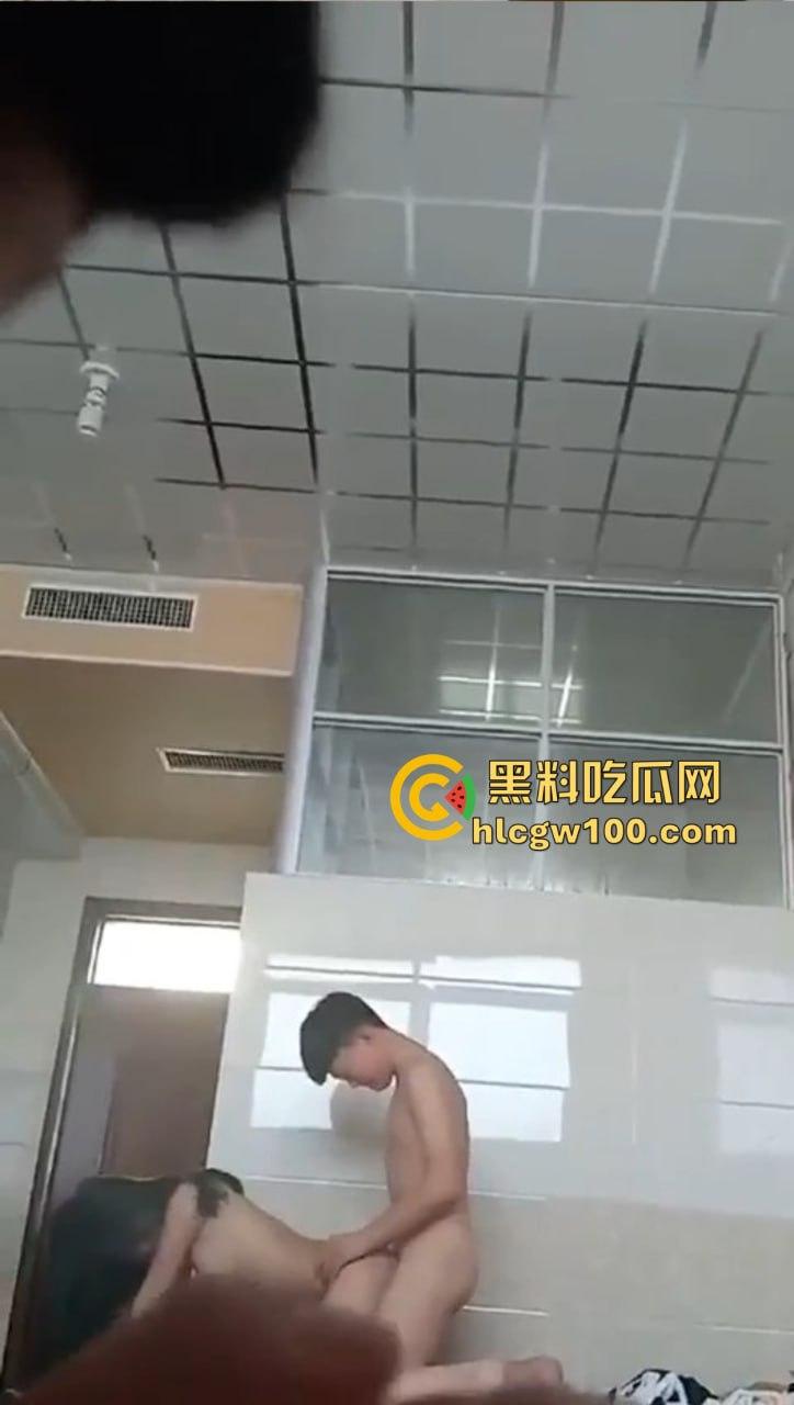 江西南昌台球厅陪练『杨舒然』被精神小伙约开火车，喝红牛猛补体力，边记录边打桩，车厢啪啪声连绵不绝！-10