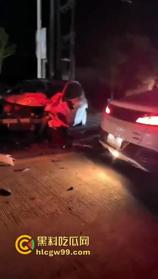湛江雷州东里镇春节变丧场，士头路口惨烈车祸 ，家人还在吃席 ，这边已经送命了！-4