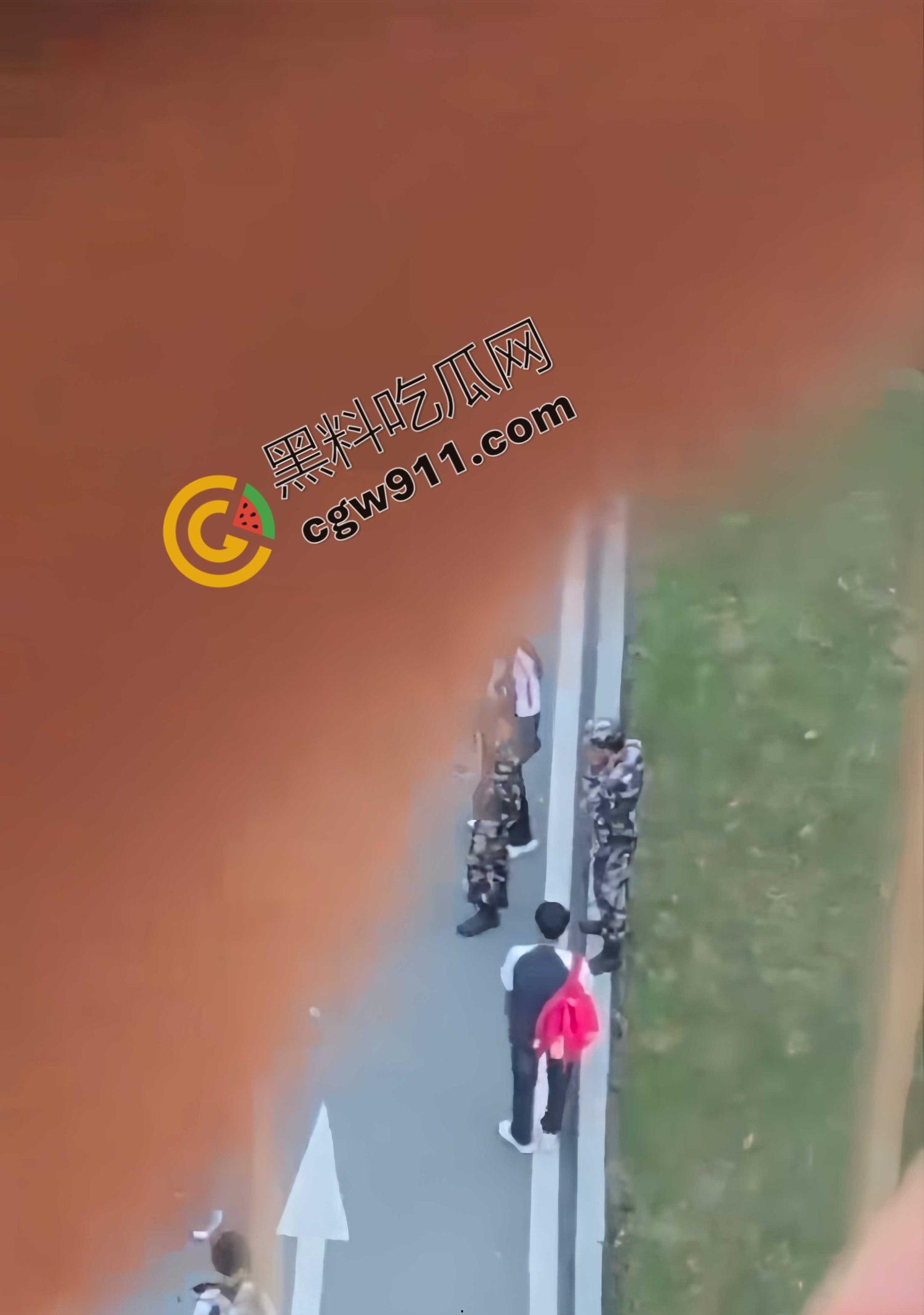 重庆渝北职教中心惊爆：学生匍匐磕头求饶，校园操场变凌辱场！慌乱、屈辱与冷漠共舞，教育光辉何时重现？-5