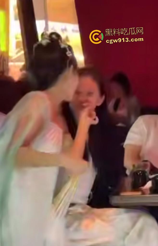 杭州醉舞轻谣国风酒馆，小仙女嘴对嘴喂食露大腿，擦边舞撩汉直接亲脸，迟早被举报翻车！-3