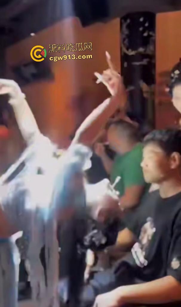 杭州醉舞轻谣国风酒馆，小仙女嘴对嘴喂食露大腿，擦边舞撩汉直接亲脸，迟早被举报翻车！-5