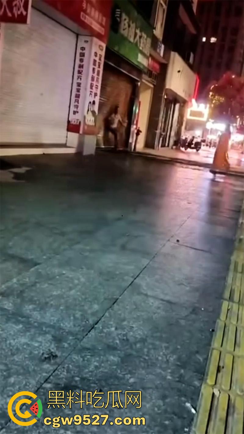 胆子很小但色心不小啊，女子开房偷情被老公发现，情夫躲在店里不敢出来，老公几次破门都失败了！-1