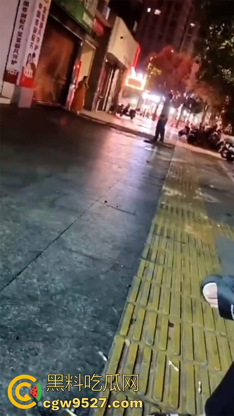 胆子很小但色心不小啊，女子开房偷情被老公发现，情夫躲在店里不敢出来，老公几次破门都失败了！-4