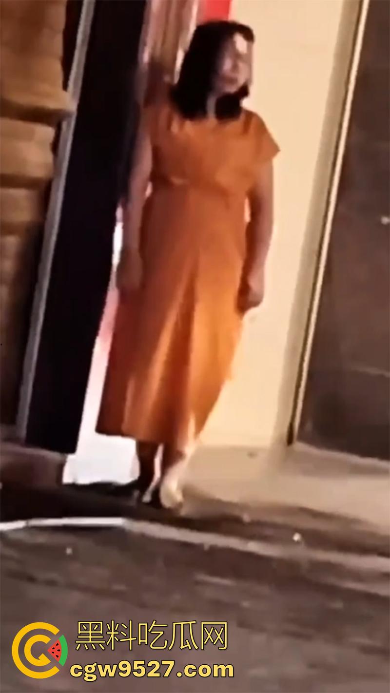 胆子很小但色心不小啊，女子开房偷情被老公发现，情夫躲在店里不敢出来，老公几次破门都失败了！-6