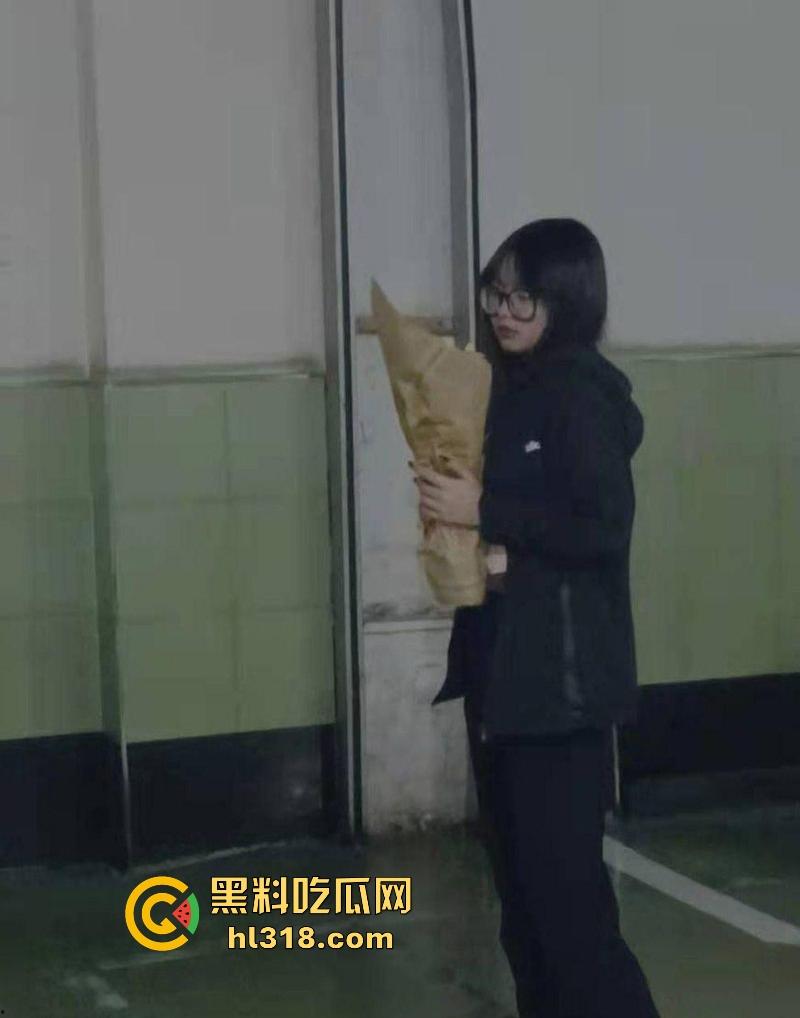 哈尔滨大学清纯女大【黄菲菲】调教视频流出，反差母狗趁室友熟睡拍露穴淫片，白色网袜为金主足交骚气满屏！-5
