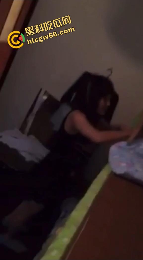 厂妹宿舍激情自调奶，宿舍里光着身子被揉奶，按摩一边动手一边被拍，日子过得也够滋润！-3