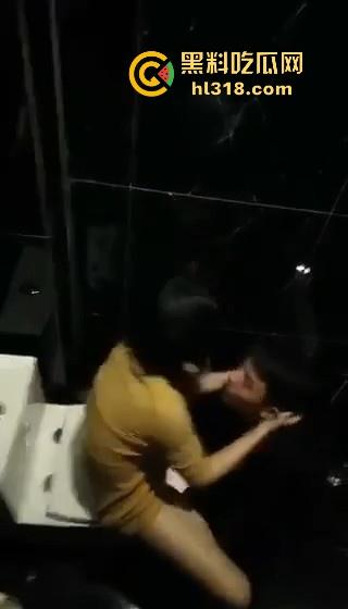 酒吧厕所激情舔逼！高大小男模埋头苦干，把少妇舔的淫水直流，腿夹着头都不想松开！淫荡无比！-5