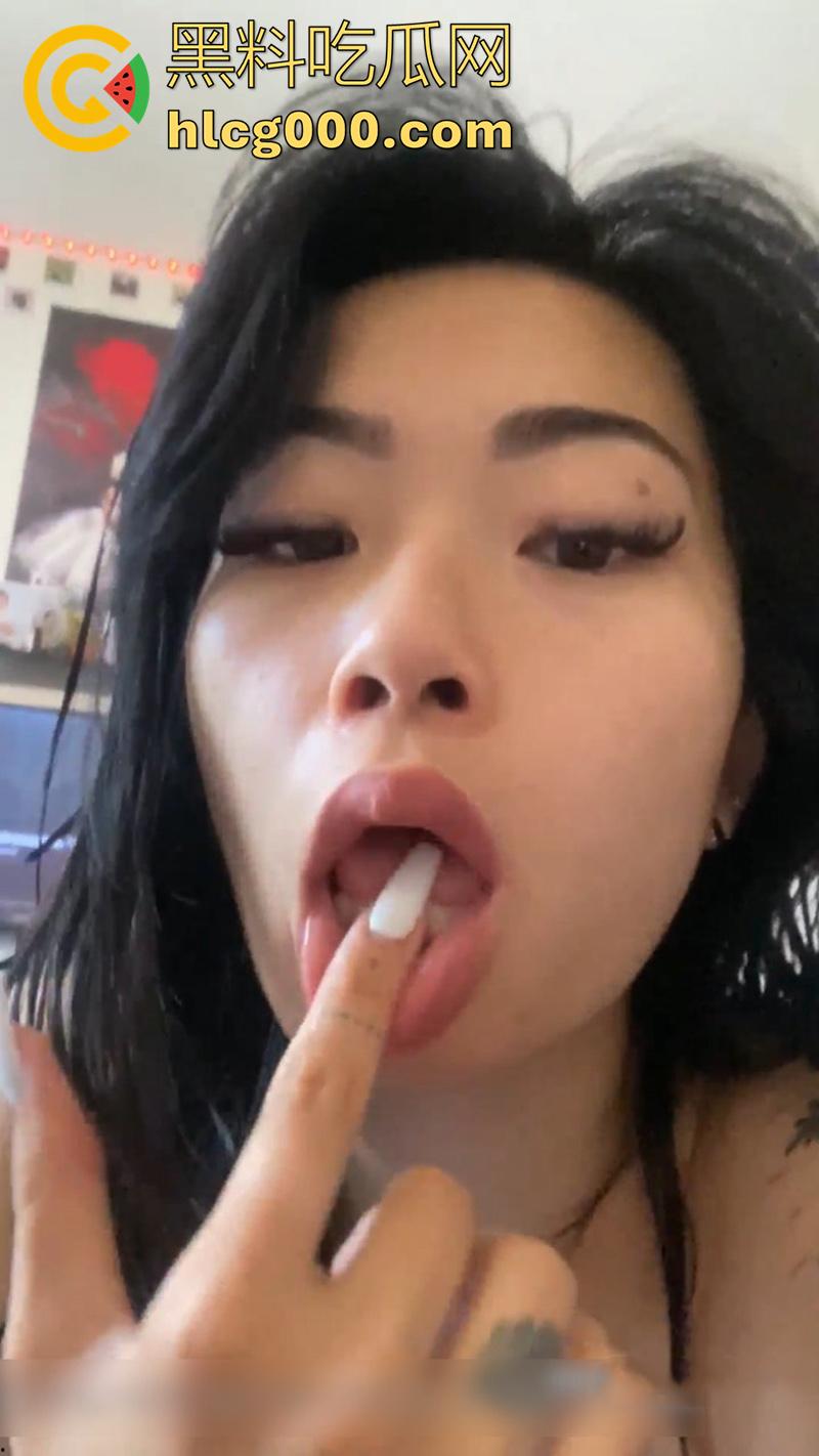 来自北京的白富美，骚母狗留学生【凌潇雨】，出国后放飞自我，加入Onlyfans各种发骚，这是暴露本性了啊！-1