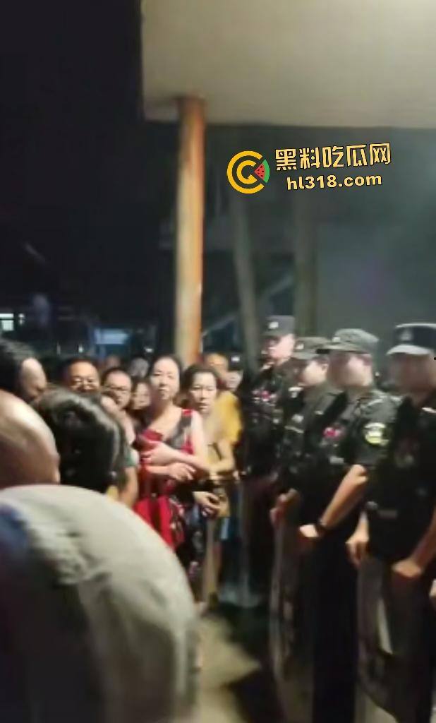 50岁男子因无证骑摩托被6名交警追家里，辣椒水警棍活活打死，家人直接在旁边盖头布烧香！-7