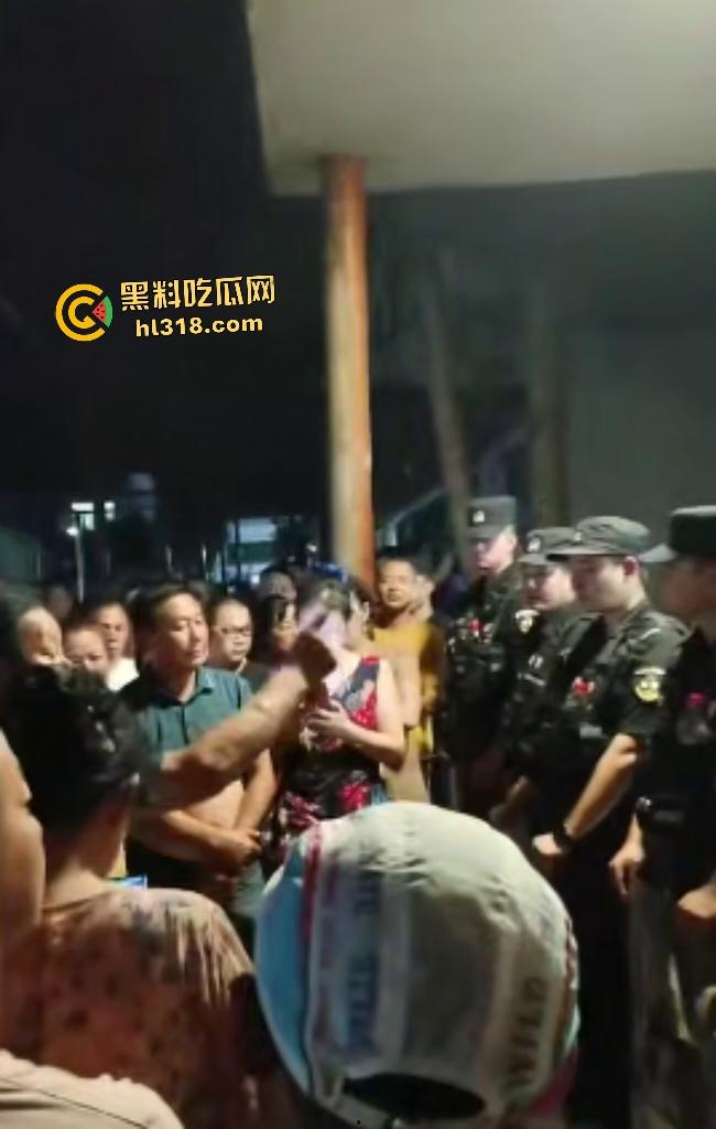 50岁男子因无证骑摩托被6名交警追家里，辣椒水警棍活活打死，家人直接在旁边盖头布烧香！-8