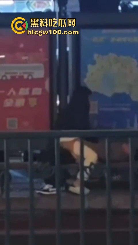 常州大学城公交车站情侣饥渴难耐当街啪啪，各种姿势变换无视路人视频内容劲爆全网疯传！！-7