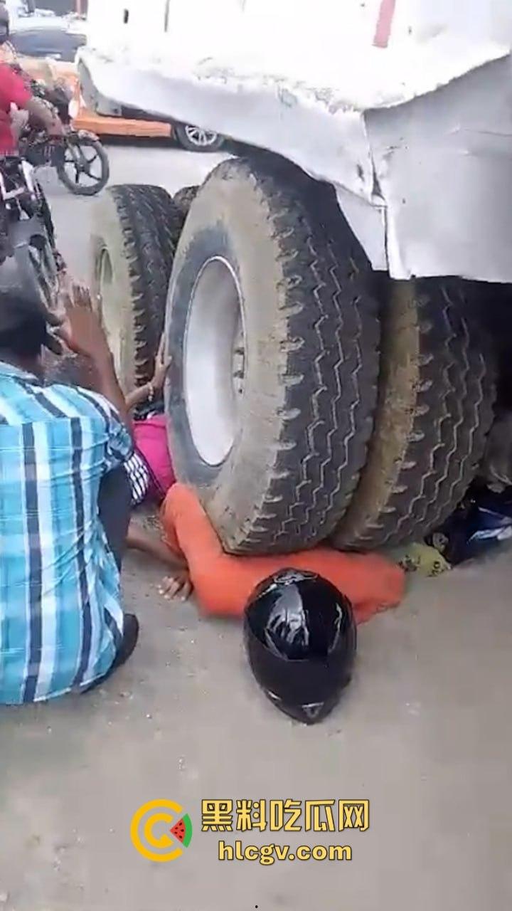 胆小别点！多米尼加高速车祸致三人碾成肉饼 无码实拍曝光惨烈现场-3