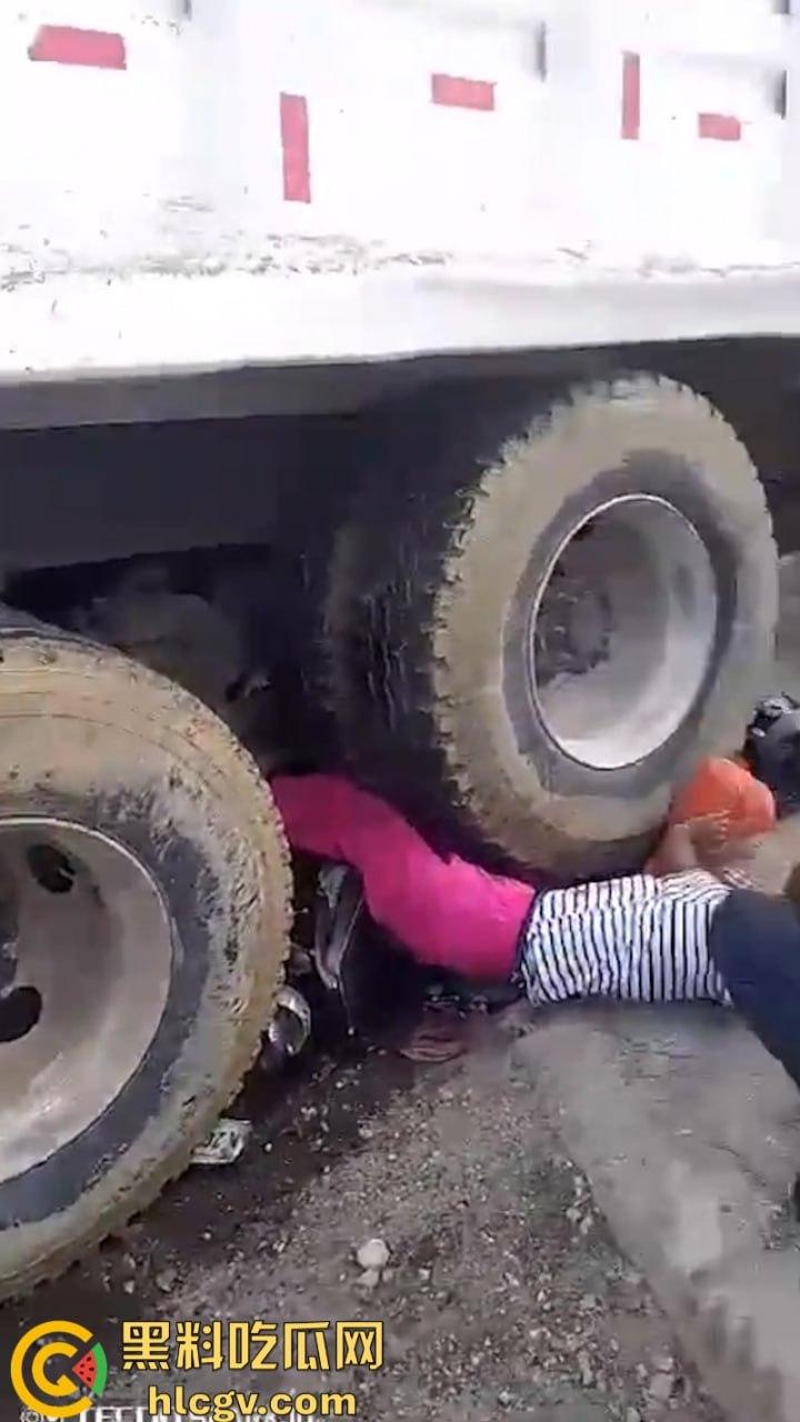 胆小别点！多米尼加高速车祸致三人碾成肉饼 无码实拍曝光惨烈现场-6